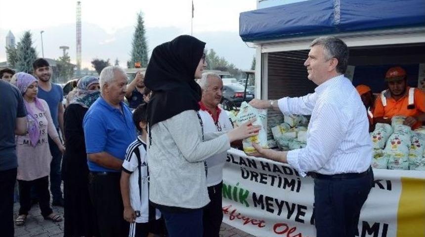 B&uuml;y&uuml;kşehir&rsquo;den Organik Meyve İkramı