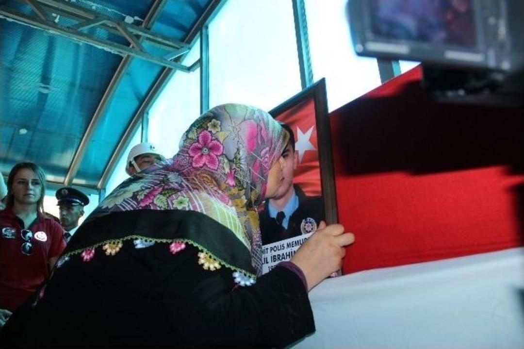 Şehit Evlada Son &Ouml;p&uuml;c&uuml;k