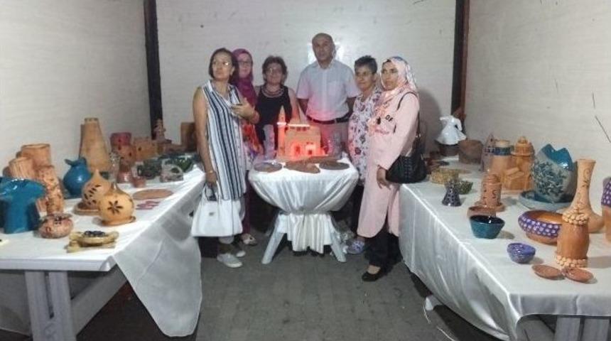 Burhaniye&rsquo;de Seramik Kursunu Bitiren Kadınlara Sertifikaları Verildi