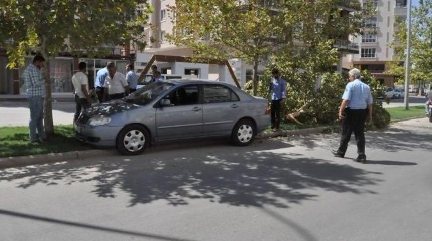 Lastigi Patlayan Ara&ccedil; Orta Ref&uuml;je &Ccedil;ıktı: 3 Kişi Yaralandı