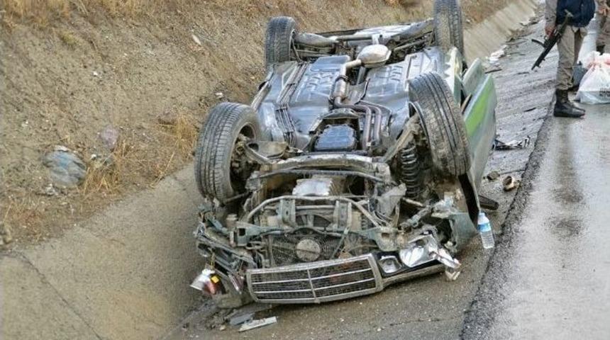 Kazazedeye Yardım İ&ccedil;in Duran S&uuml;r&uuml;c&uuml;n&uuml;n Kamyonuna, Başka Bir Kamyon &Ccedil;arptı