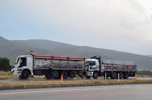 Kazazedeye Yardım İçin Duran Sürücünün Kamyonuna, Başka Bir Kamyon Çarptı