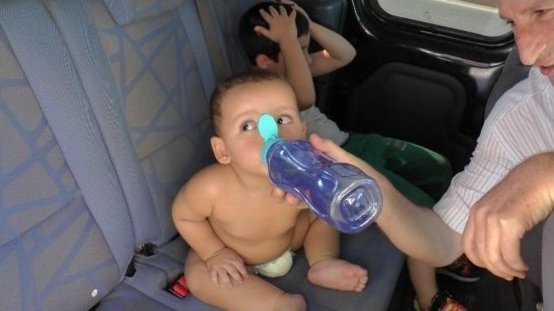 İtfaiyenin Kurtardığı K&uuml;&ccedil;&uuml;k Kardeşlerin İlk İşi Su İ&ccedil;mek Oldu