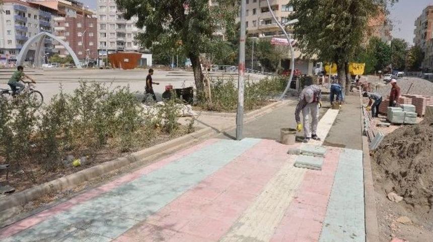 Kent Meydanının &Ccedil;evre D&uuml;zenlemesi Yapılıyor