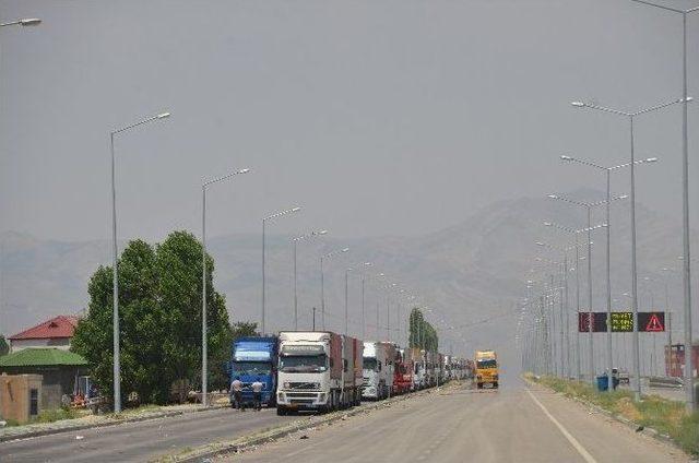 Gürbulak Sınır Kapısı’nda Tır Kuyruğu