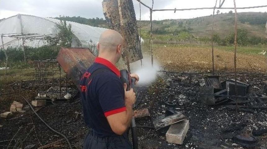 Evlerin Arkasındaki Serada &Ccedil;ıkan Yangın Korkuttu