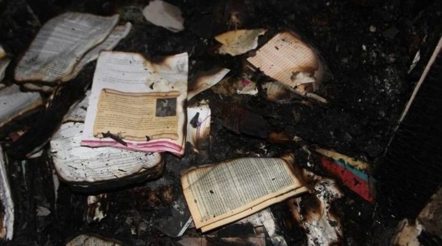 Yangında Fet&ouml;&rsquo;n&uuml;n Kitapları &Ccedil;ıktı