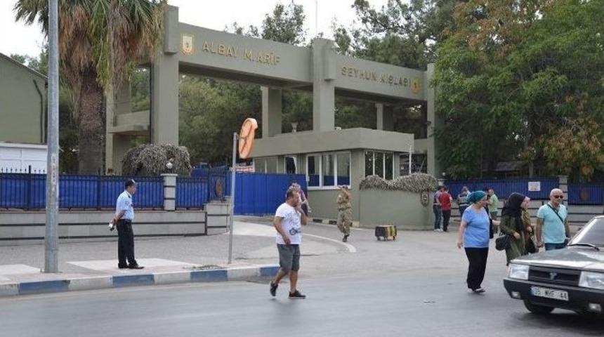 Manisa&rsquo;da Askeri Kışla &Ouml;n&uuml;nde Bomba Paniği