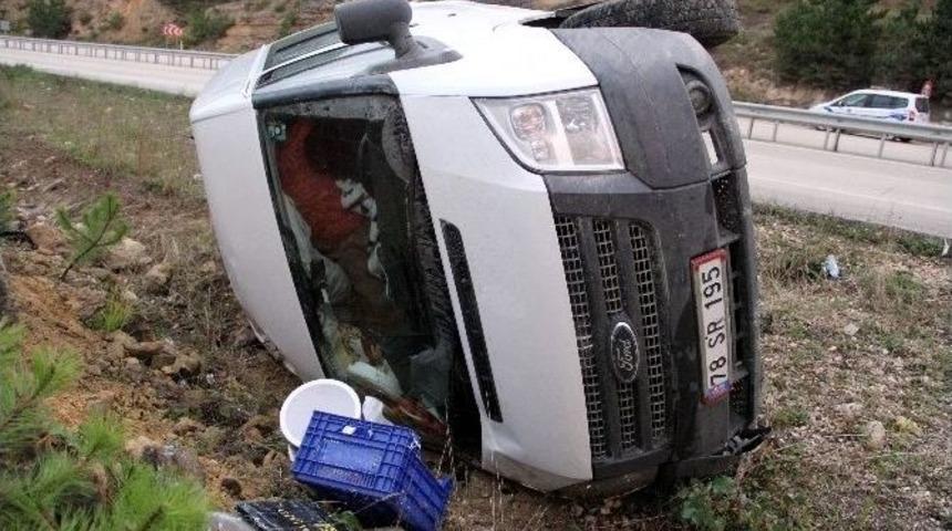 Kastamonu&rsquo;da Minib&uuml;s Şarampole Devrildi: 2 Yaralı