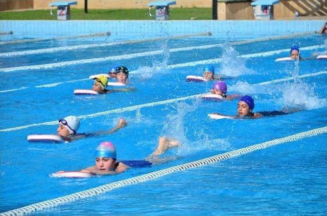 Yüzme İl Spor Merkezi Kursları Katılımı Yoğun Bir Şekilde Devam Ediyor