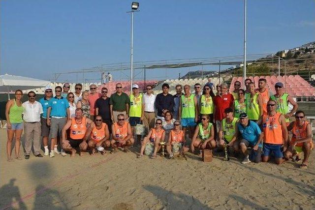 Şampiyon Voleybolcular Foça’da Madalyalarını Aldı