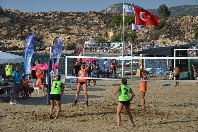 Şampiyon Voleybolcular Foça’da Madalyalarını Aldı