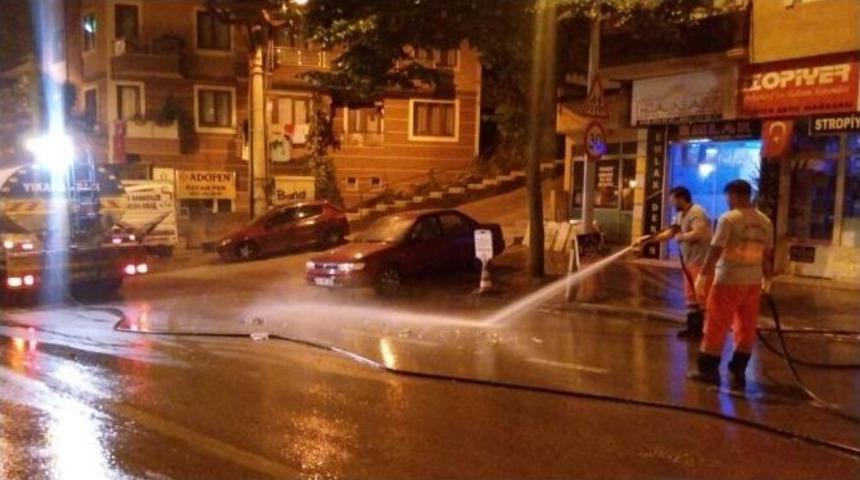 İzmit Caddelerinde Gece Temizliği S&uuml;r&uuml;yor