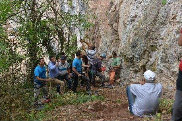 Oylat Dağcıların Akınına Uğruyor