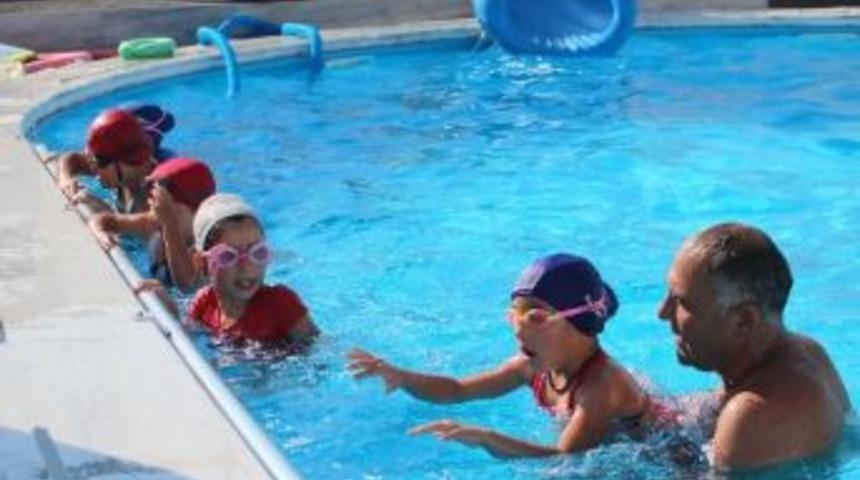 Beyşehir&rsquo;de Yeni Nesil Y&uuml;zmeyi Havuzda &Ouml;ğreniyor