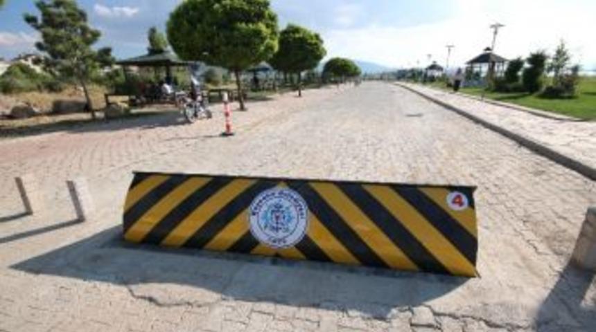 Beyşehir G&ouml;l&uuml; Kıyısındaki Parkın Ara&ccedil; Giriş &Ccedil;ıkışları Kontrol Ediliyor