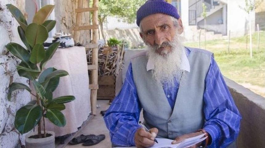 Şiir Yazarak Hayata Tutunuyor