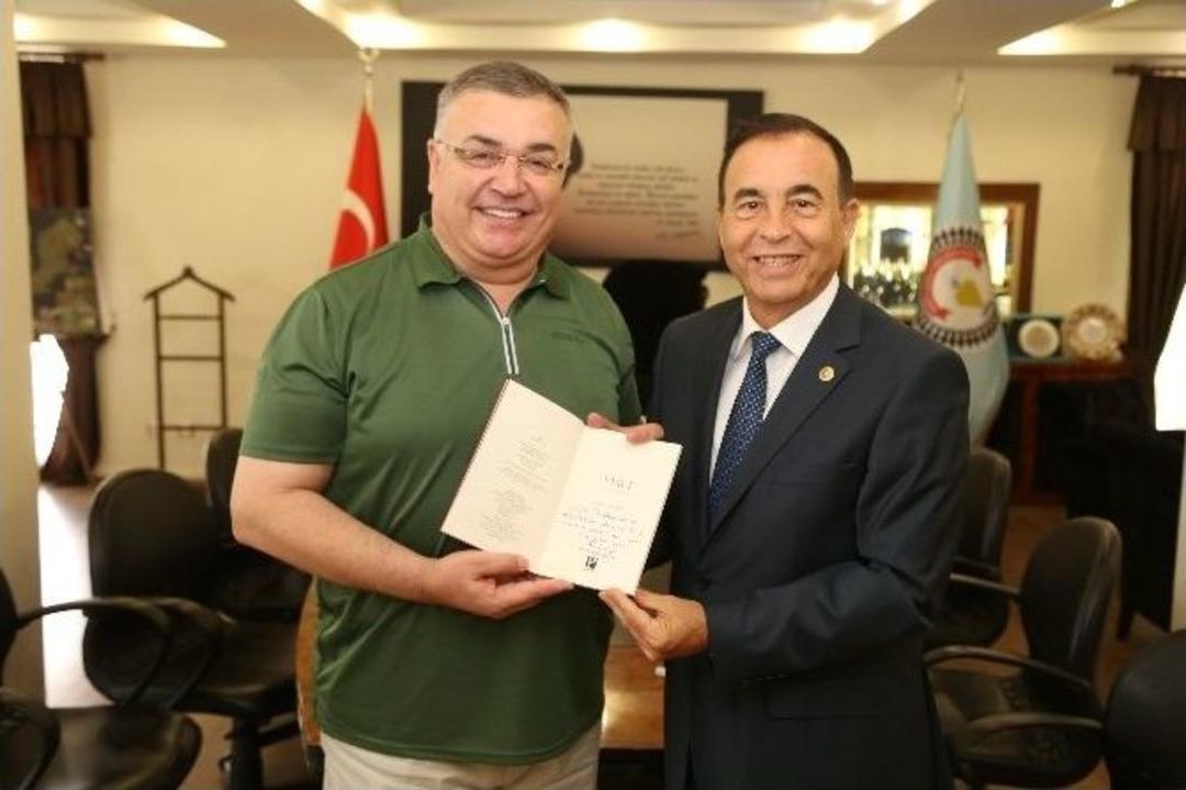 Kemal Demirel Kitabını Kırklarelililer İ&ccedil;in İmzaladı