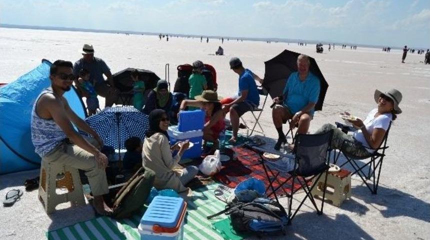 Nijeryalı Turistler Tuz G&ouml;l&uuml;&rsquo;nde Piknik Yaptı