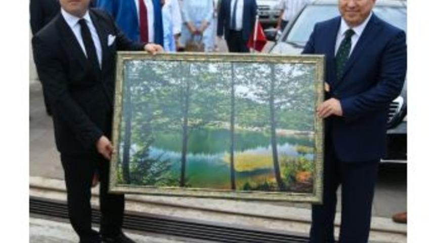 Hakan Zengin&rsquo;den Vali Fidan&rsquo;a D&uuml;zce Hatırası