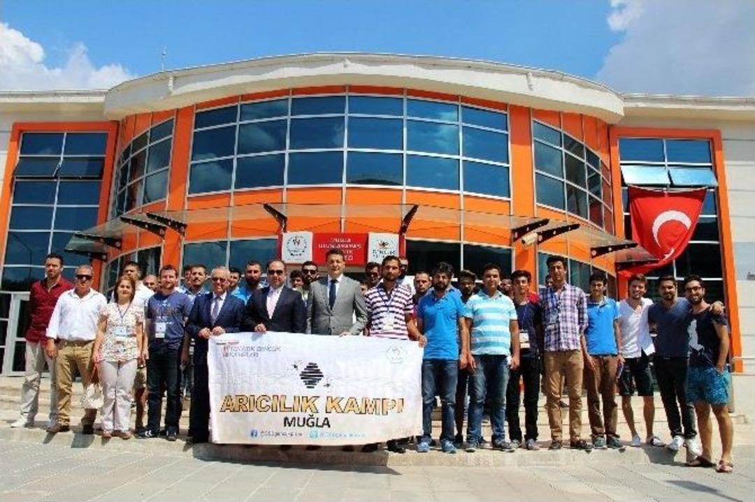 Gen&ccedil;ler Arıcılığı &Ouml;ğreniyor