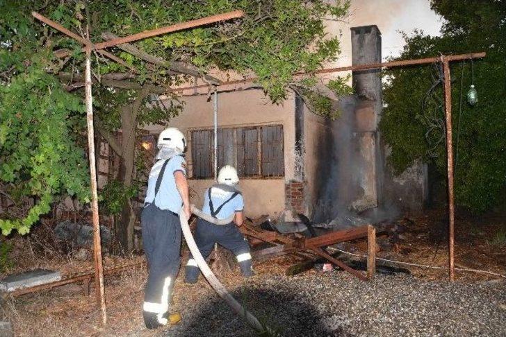 Ortaca’da Piknikçiler Bağ Evini Kül Etti G4