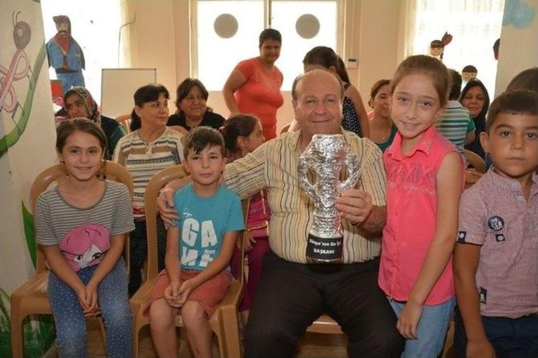 Miniklerden Başkan &Ouml;zakcan&rsquo;a &rsquo;d&uuml;nya&rsquo;nın En İyi Başkanı&rsquo; &Ouml;d&uuml;l&uuml;