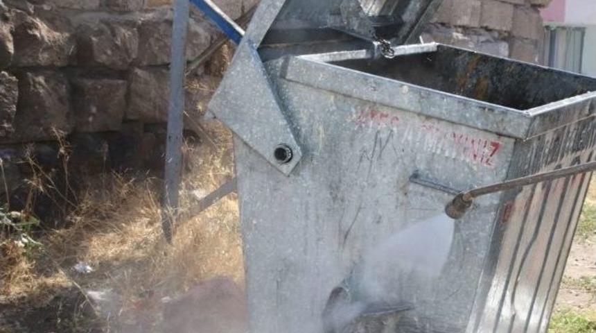 Pis Koku Ve Hastalıklara Karşı &Ccedil;&ouml;p Konteynırları Otomatik Olarak Yıkanıyor, İla&ccedil;lanıyor Ve Boyanıyor