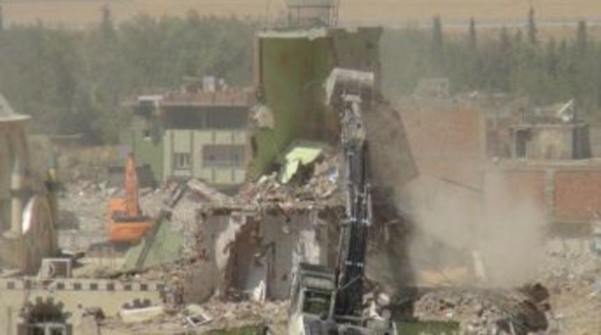 Nusaybin&rsquo;de Ağır Hasarlı Yapıların Yıkımı S&uuml;r&uuml;yor