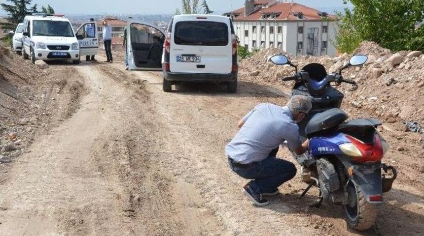 &Ccedil;aldıkları Motosikleti Benzini Bitince Yol Ortasına Park Ettiler