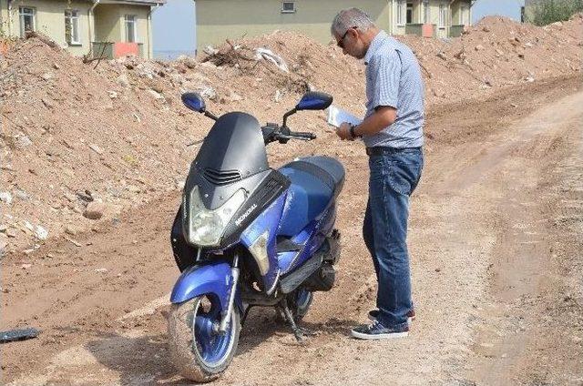 Çaldıkları Motosikleti Benzini Bitince Yol Ortasına Park Ettiler