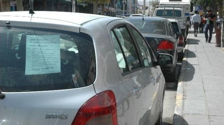 Van Caddeleri &lsquo;a&ccedil;ık Oto Pazarı&rsquo; Olarak Kullanılıyor