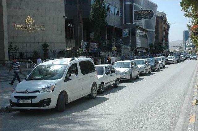 Van Caddeleri ‘açık Oto Pazarı’ Olarak Kullanılıyor