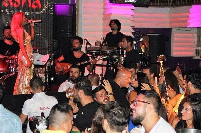 Yıldız Tilbe Şarkılarını Hayranları İle Beraber S&ouml;yledi 1