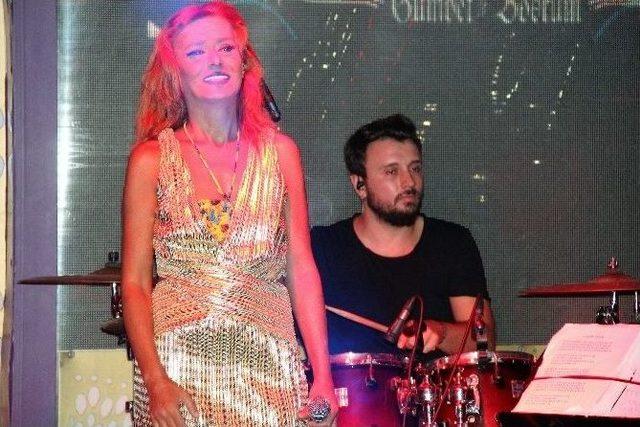 Yıldız Tilbe Şarkılarını Hayranları İle Beraber S&ouml;yledi 2