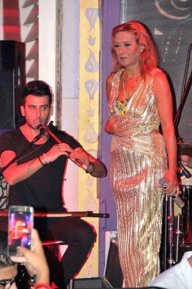 Yıldız Tilbe Şarkılarını Hayranları İle Beraber S&ouml;yledi 3