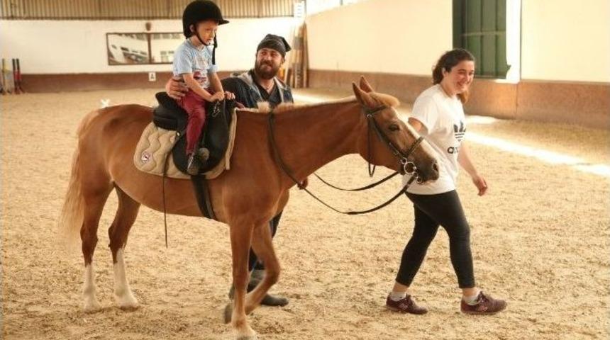 Minikler Ata Binmeyi Öğrendi