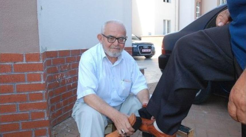 30 Yıldır Üniversitede Ayakkabı Boyacılığı Yapıyor