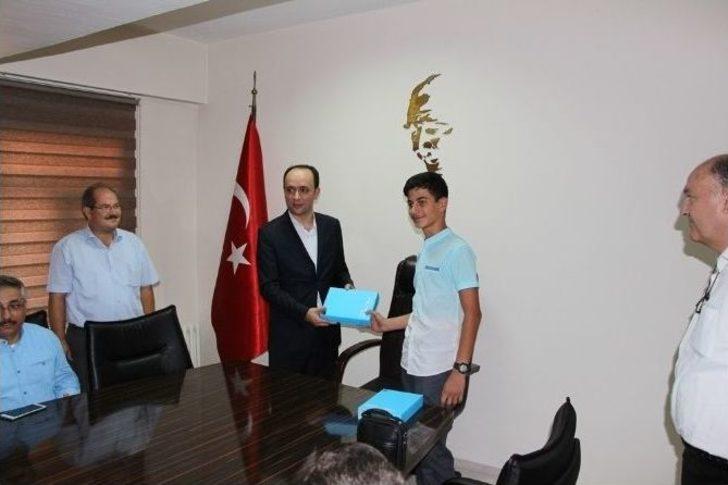 Şaphane’de Başarılı Öğrencilere Tablet G4