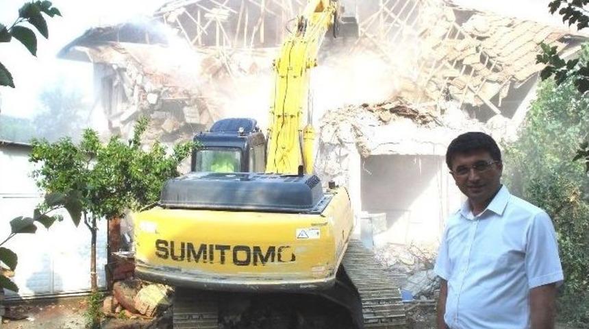 Hareketli Faydan Zarar Gören Evlerin Yıkımı Devam Ediyor