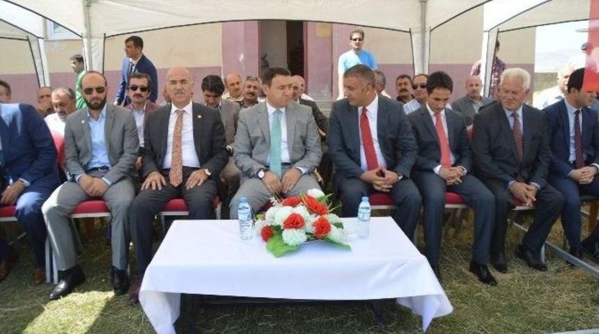 Eleşkirt&rsquo;te Yol Asfaltlama &Ccedil;alışması