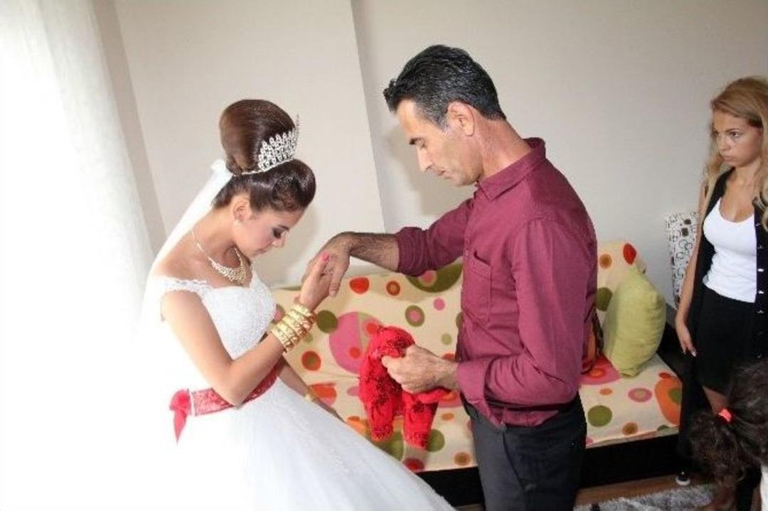 (&ouml;zel Haber) Gelin, &lsquo;davulsuz &Ccedil;ıkmam&rsquo; Dedi, Damat Tarafı 3 Saat Kapı &Ouml;n&uuml;nde Bekledi