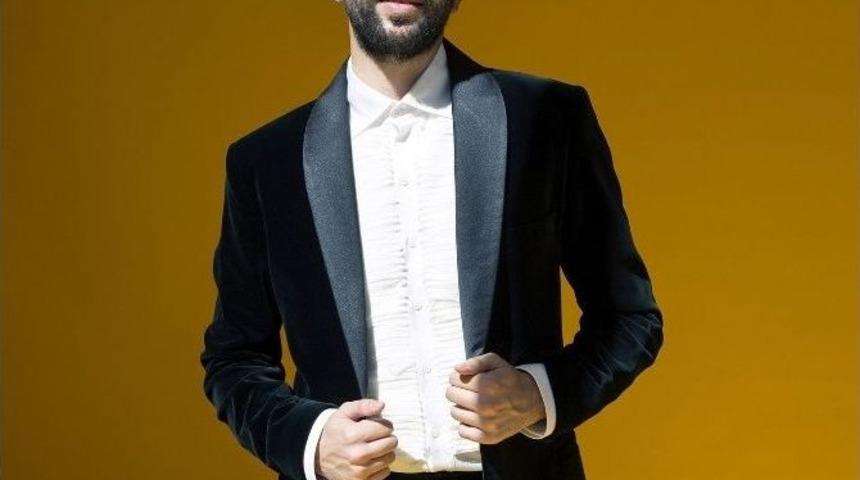 &Uuml;nl&uuml;lerden Mert Davran&rsquo;a Tam Destek