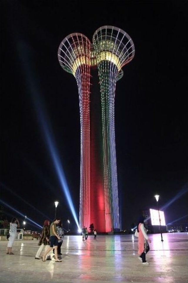 Expo Kulesi, İtalya Bayrağının Renklerine Büründü