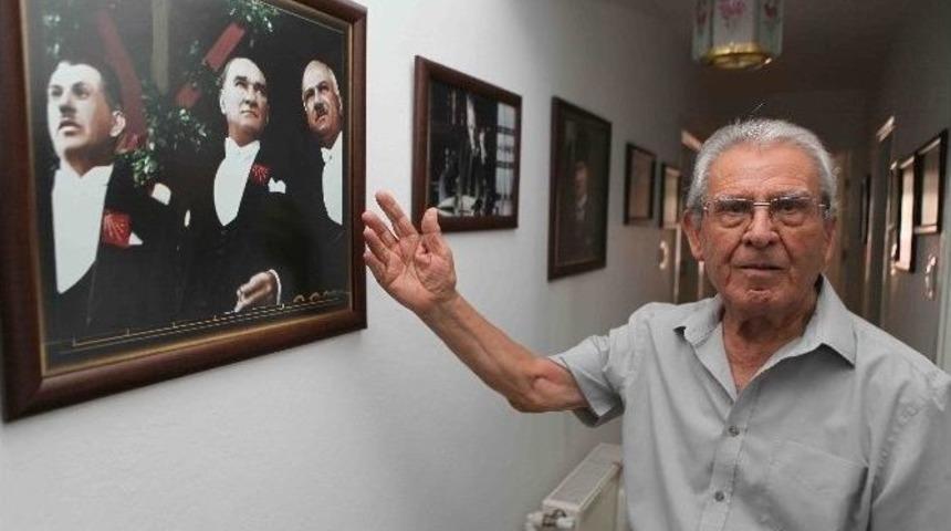 Ata&rsquo;nın Fotoğraflarını Bayraklı&rsquo;ya Bağışladı