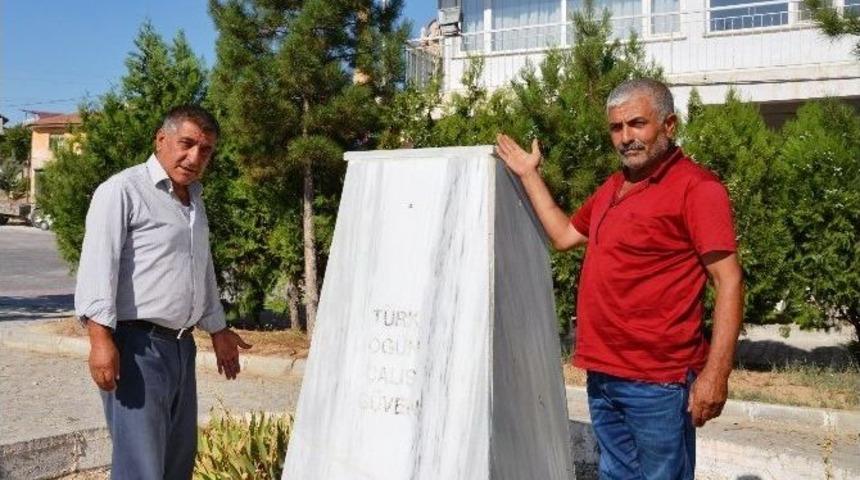 Atat&uuml;rk B&uuml;st&uuml;ne &Ccedil;irkin Saldırı