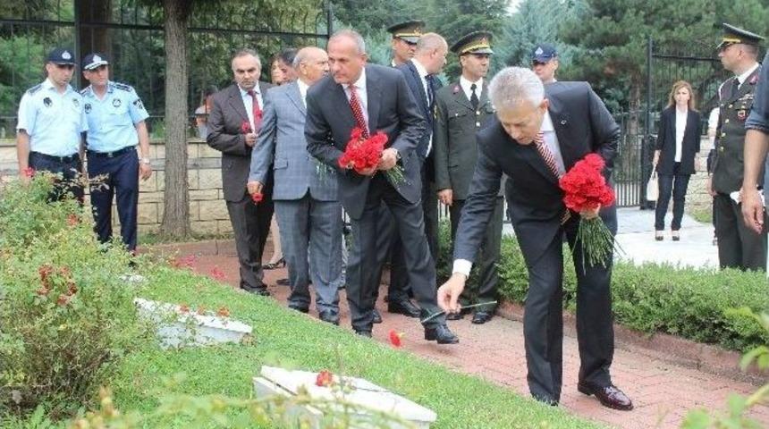 Şehitlikte T&ouml;ren Yapıldı