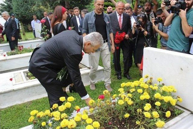 Şehitlikte Tören Yapıldı