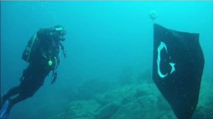 30 Ağustos Zafer Bayramını Suyun Altında Bayrak A&ccedil;arak Kutladılar