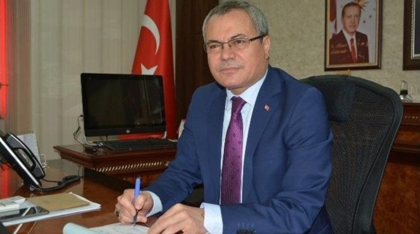 Vali Deniz, Kızılay&rsquo;a Kurban Bağışladı